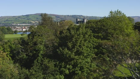 Drohnenschuss-Nähert-Sich-Caerphilly-Castle-05