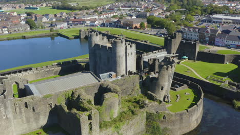 Drone-Shot-Orbitando-El-Castillo-De-Caerphilly-09