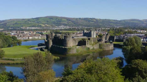 Drohnenschuss-Im-Orbit-über-Caerphilly-Castle-Und-Graben-In-Wales-Langfassung