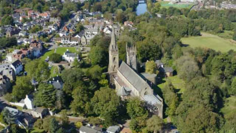 Drohnenschuss-Im-Orbit-Der-Kathedrale-Von-Llandaff-In-Wales-Langversion