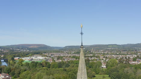 Drohnenschuss-Umkreist-Den-Turm-Der-Kathedrale-Von-Llandaff