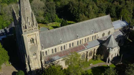 Drohnenschuss-Im-Orbit-Von-Cardiffs-Llandaff-Cathedral-Kurzversion-1-Von-2