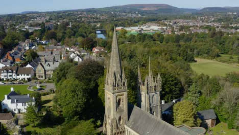 Drone-Shot-Orbitando-Cardiffs-Llandaff-Cathedral-Versión-Corta-2-De-2