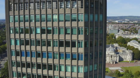 Drohnenschuss,-Der-Am-Capital-Tower-Mit-Blick-Auf-Das-Rathaus-Von-Cardiff-02-Vorbeifliegt