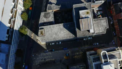 Drone-Shot-Pasando-Por-Encima-De-Edificios-En-El-Centro-De-Cardiff