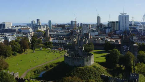 Drohnenschuss-Im-Orbit-Von-Cardiff-Castle-Kurzversion-2-Von-2