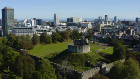 Drohnenschuss-Im-Orbit-Von-Cardiff-Castle-In-Wales-Langversion