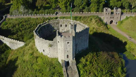 Drohnenschuss-Im-Orbit-Um-Das-Historische-Cardiff-Castle-Kurzversion-1-Von-2
