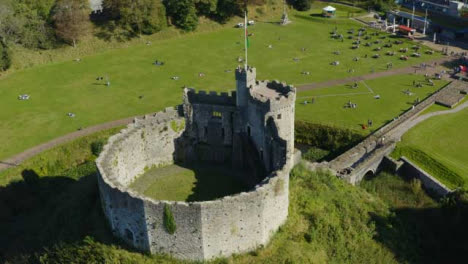 Drohnenschuss-Im-Orbit-Um-Das-Historische-Cardiff-Castle-Kurzversion-2-Von-2