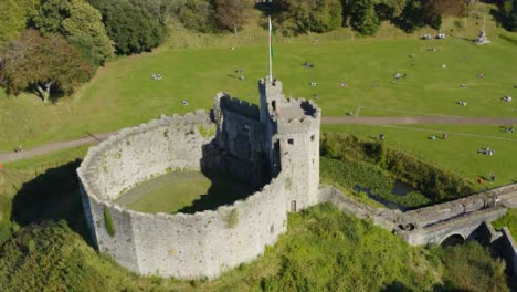 Drohnenschuss-Im-Orbit-Um-Das-Historische-Cardiff-Castle-Langversion