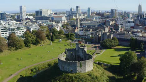 Drohnenschuss-Beim-Wegziehen-Von-Cardiff-Castle-Langversion