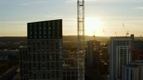 Drone-Shot-Orbitando-Edificios-De-Gran-Altura-En-Cardiff-Versión-Larga