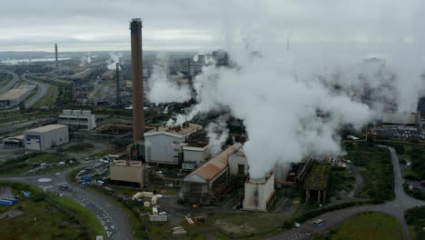 Disparo-De-Dron-Orbitando-Una-Planta-De-Fabricación-De-Acero-De-Port-Talbot-Versión-Larga