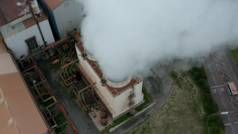 Drone-Shot-Orbitando-Puerto-Talbot-Planta-De-Fabricación-De-Acero-Chimeneas-Versión-Corta-1-De-2