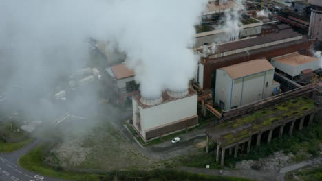 Drone-Shot-Orbitando-Puerto-Talbot-Planta-De-Fabricación-De-Acero-Chimeneas-Versión-Corta-2-De-2