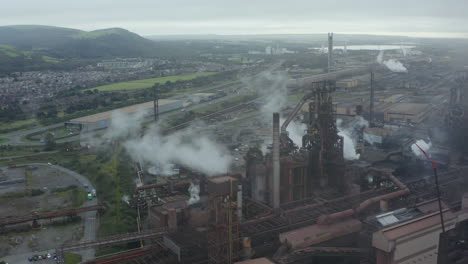 Drone-Shot-Acercándose-A-La-Planta-De-Fabricación-De-Acero-De-Port-Talbot-03