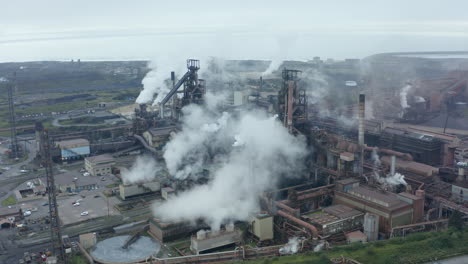 Drone-Shot-Acercándose-A-La-Planta-De-Fabricación-De-Acero-De-Port-Talbot-04