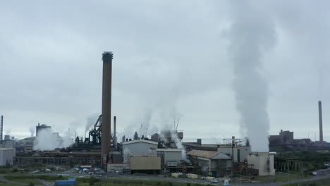 Drone-Shot-Subiendo-La-Planta-De-Fabricación-De-Acero-De-Port-Talbot-01