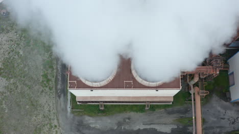 Drone-Shot-Elevándose-Por-Encima-De-La-Planta-De-Fabricación-De-Acero-De-Port-Talbot