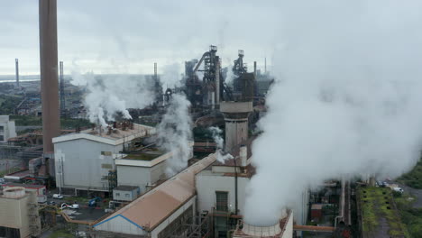 Drone-Shot-Subiendo-La-Planta-De-Fabricación-De-Acero-De-Port-Talbot-02