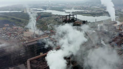 Disparo-De-Dron-Orbitando-Una-Planta-De-Fabricación-De-Acero-En-Port-Talbot-Versión-Corta-1-De-2