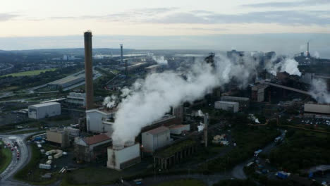 Disparo-De-Dron-Orbitando-Alrededor-De-Una-Planta-De-Fabricación-De-Acero-En-Port-Talbot-Versión-Corta-1-De-2