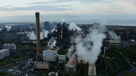 Disparo-De-Dron-Orbitando-Alrededor-De-Una-Planta-De-Fabricación-De-Acero-En-Port-Talbot-Versión-Corta-2-De-2