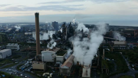 Disparo-De-Dron-Orbitando-Alrededor-De-Una-Planta-De-Fabricación-De-Acero-En-Port-Talbot-Versión-Larga