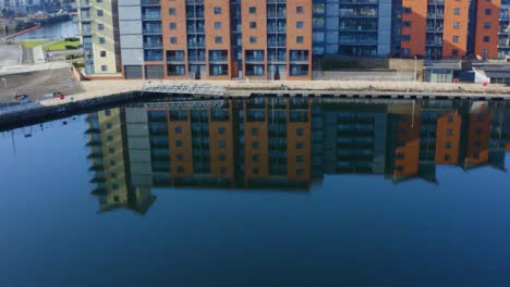 Drone-Shot-Edificio-De-Apartamentos-En-órbita-Reflexión-Sobre-Swansea-Marina-01