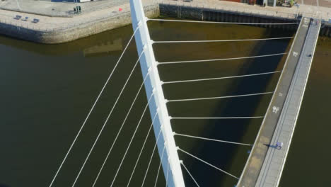 Drohnenschuss-Beim-Überqueren-Der-Segelbrücke-In-Swansea-03