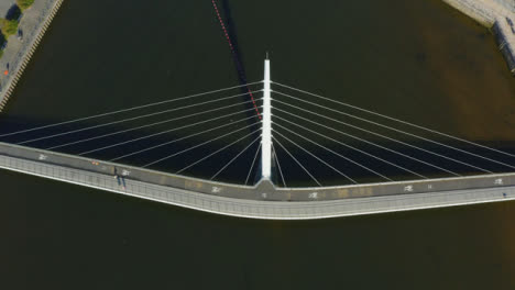 Drohnenaufnahme-Entlang-Der-Segelbrücke-In-Swansea-03