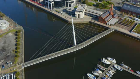 Drone-Shot-Orbitando-El-Puente-De-Vela-En-Swansea-08