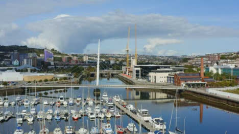 Drohnenschuss-Nähert-Sich-Der-Segelbrücke-In-Swansea-03