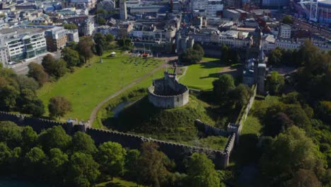 Drohnenschuss-Im-Orbit-Von-Cardiff-Castle-In-Wales-05