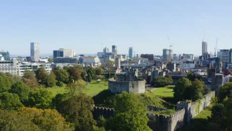 Drone-Shot-Alejándose-Del-Castillo-De-Cardiff-En-Gales-04