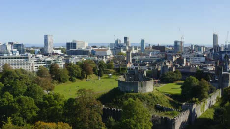 Drone-Shot-Elevándose-Por-Encima-De-Los-árboles-Revelando-El-Castillo-De-Cardiff-01