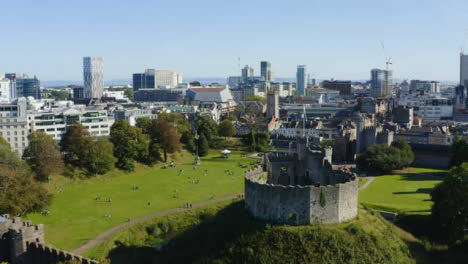 Drohnenschuss-Nähert-Sich-Cardiff-Castle-In-Wales-03