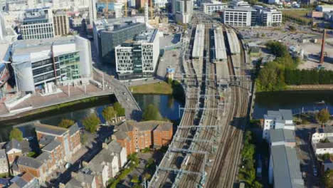 Drone-Shot-Orbitando-Tren-Viajando-Por-El-Centro-De-Cardiff