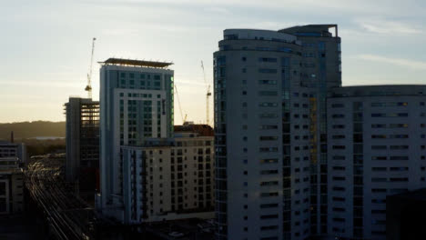 Drone-Shot-Orbitando-Hotel-Y-Bloque-De-Apartamentos-En-Cardiff