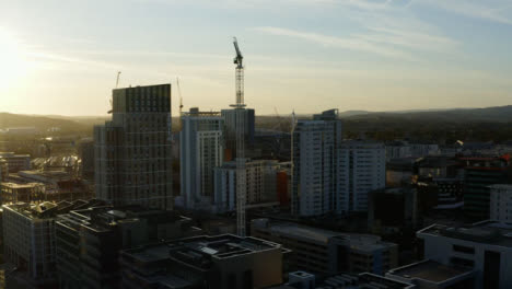 Drone-Shot-Orbitando-Edificios-De-Gran-Altura-En-Cardiff-01