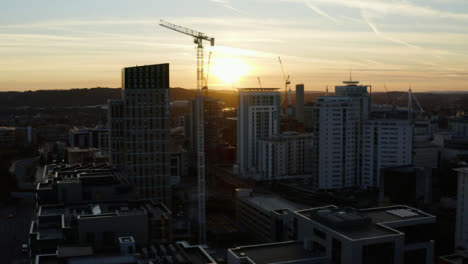 Drone-Shot-Alejándose-De-Edificios-Altos-En-Cardiff-02