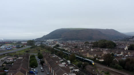 Drone-Shot-Orbitando-El-Tren-Que-Viaja-A-Través-De-Port-Talbot