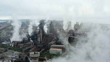 Drone-Shot-Subiendo-La-Planta-De-Fabricación-De-Acero-De-Port-Talbot-04