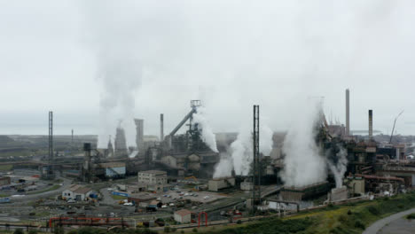 Drone-Shot-Subiendo-La-Planta-De-Fabricación-De-Acero-De-Port-Talbot-05