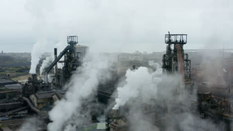 Drone-Shot-Subiendo-La-Planta-De-Fabricación-De-Acero-De-Port-Talbot-06