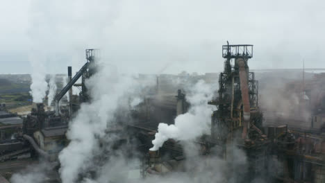 Drone-Shot-Subiendo-La-Planta-De-Fabricación-De-Acero-De-Port-Talbot-07