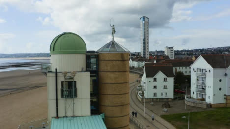 Drohnenschuss-Umkreist-Das-Swansea-Observatorium-08