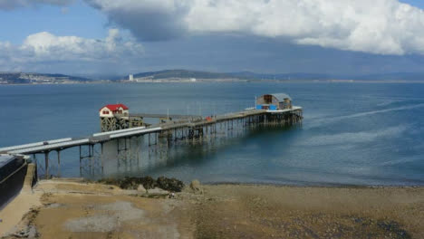 Drohnenschuss-Nähert-Sich-Murmelt-Pier-In-Swansea-02