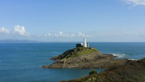 Drohnenschuss-Nähert-Sich-Murmelt-Leuchtturm-In-Swansea-02