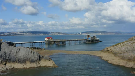 Drohnenschuss-Nähert-Sich-Murmelt-Pier-In-Swansea-03